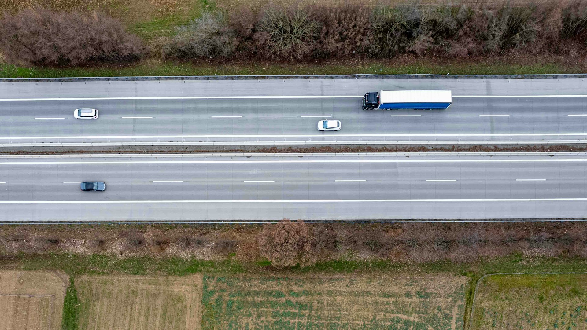 Vista aérea de rodovia com veículos em circulação, imagem ilustrativa da formação profissional em transporte
